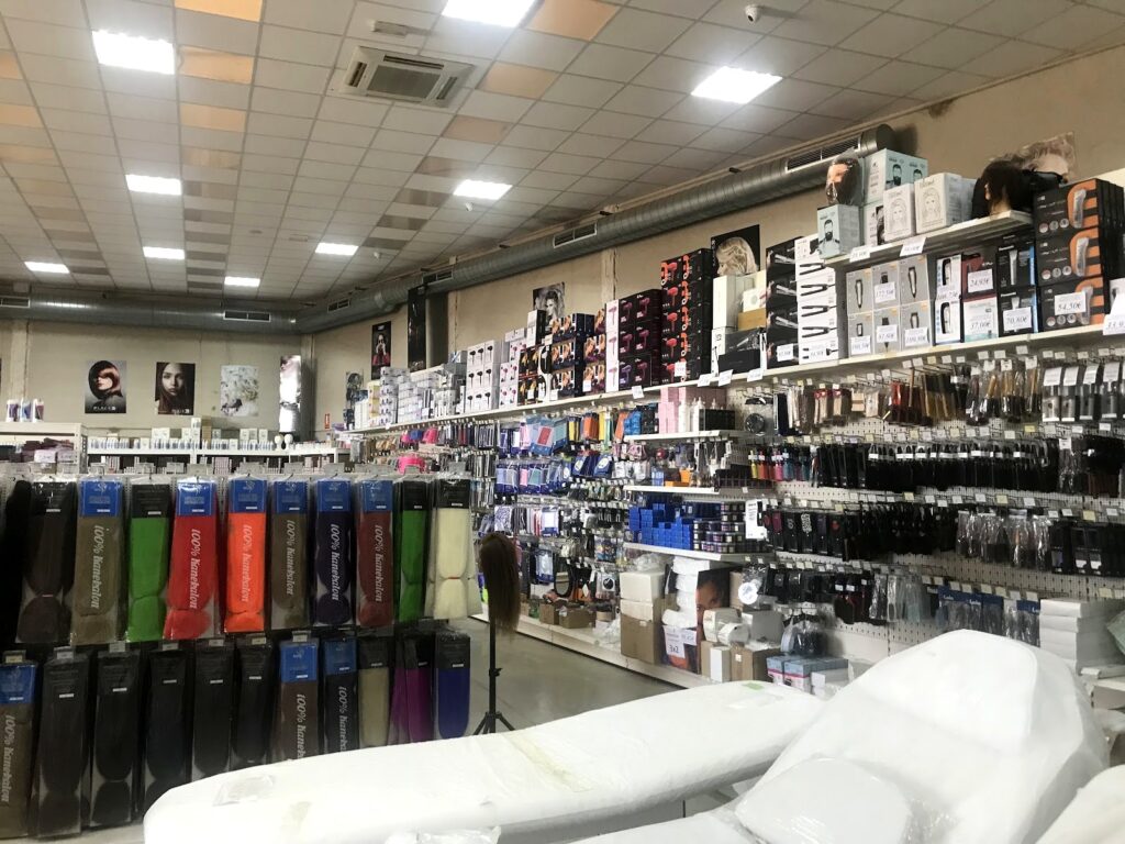 Interior del almac&eacute;n de Comercial Diego Carballo en Lepe, con producto profesional de peluquer&iacute;a